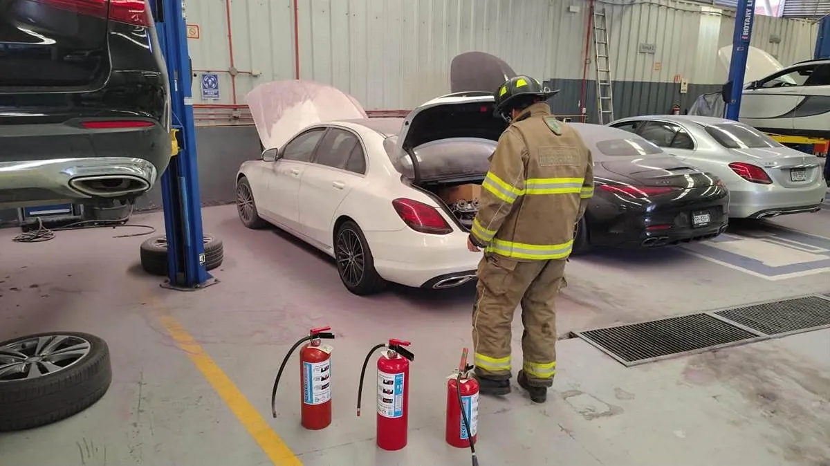 Explosión al interior de una agencia de vehículos en Morelia; dos mujeres fueron atendidas