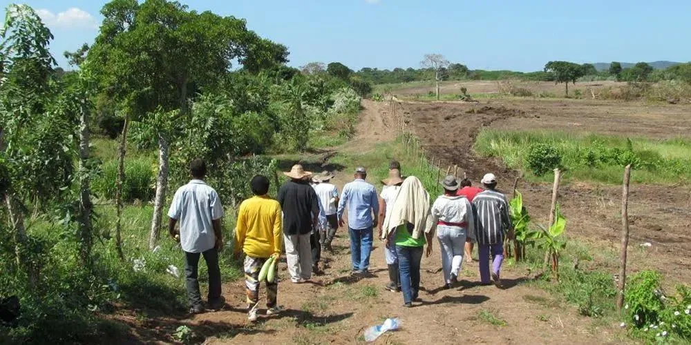 Familias desplazadas de Arteaga reciben apoyo de Segob, asegura Bedolla