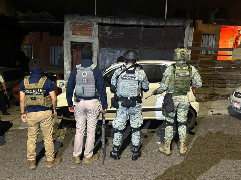 FGE ejecuta dos cateos en Tarímbaro; asegura 722 dosis de droga y detiene a tres personas