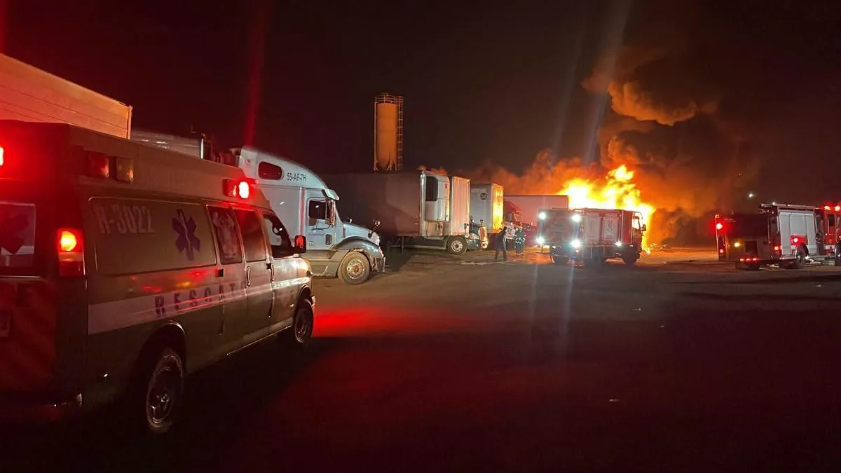 Fuego consume tres tractocamiones en la Central de Abastos de Uruapan