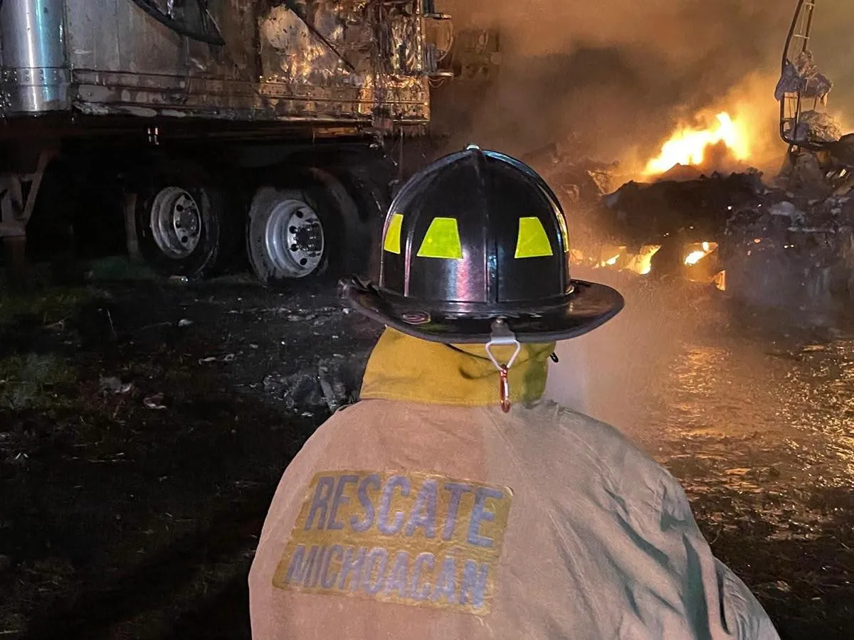 Fuego consume tres tractocamiones estacionados en la Central de Abastos de Uruapan