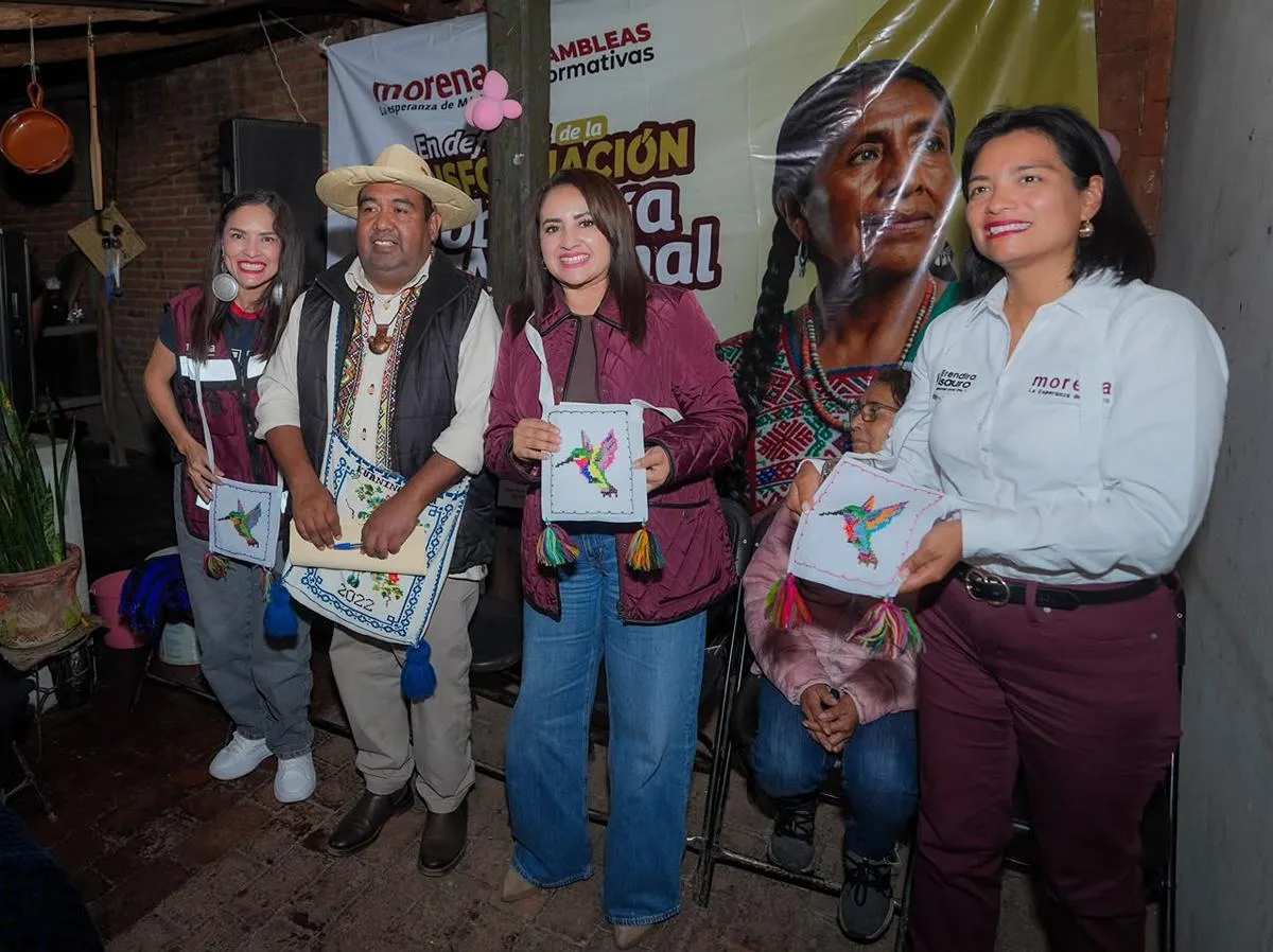 Gladyz Butanda teje comunidad con artesanas de punto de cruz de San Francisco Uricho