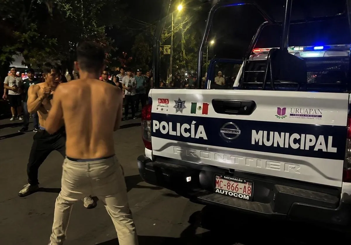 Graban a policías de Uruapan viendo pelea sin intervenir