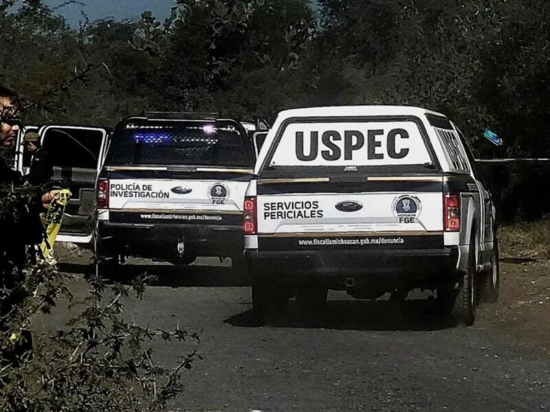 Hallan cadáver de un hombre a un costado de una carretera en Apatzingán