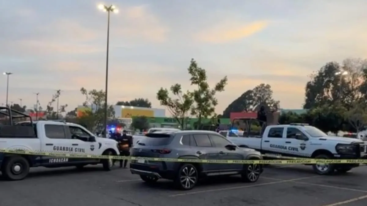 Hallan mensaje intimidatorio y cruz floral sobre camioneta en plaza comercial de Uruapan-1
