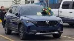 Hallan mensaje intimidatorio y cruz floral sobre camioneta en plaza comercial de Uruapan