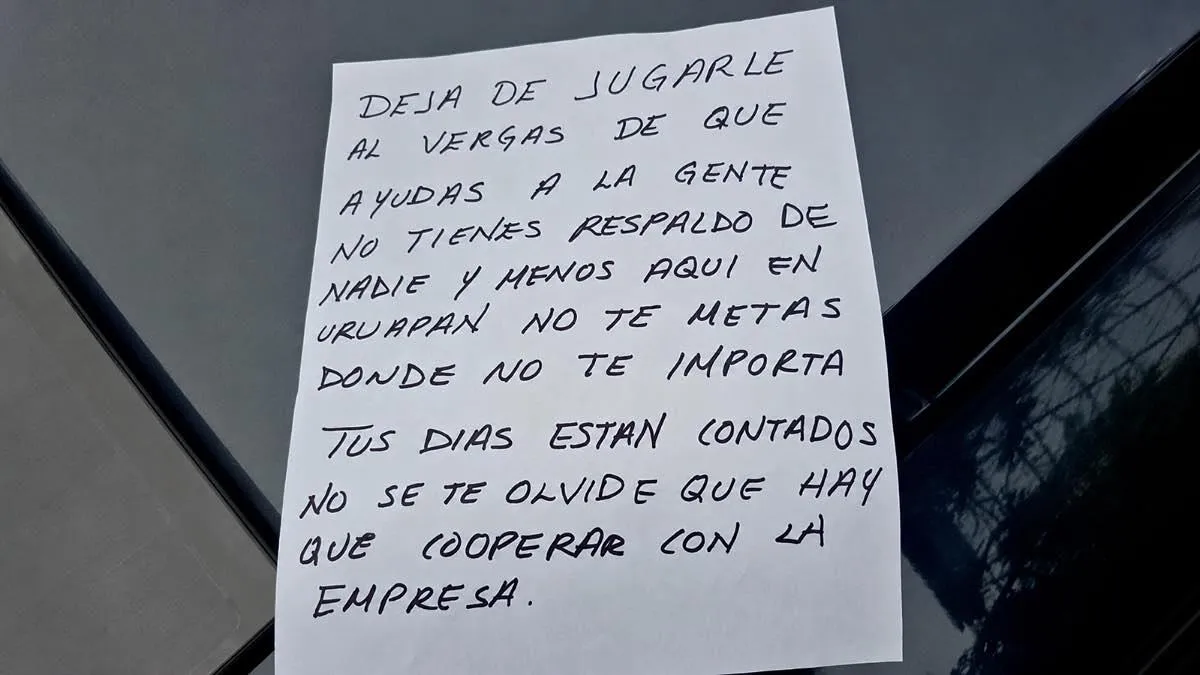 Hallan mensaje intimidatorio y cruz floral sobre camioneta en plaza comercial de Uruapan-2