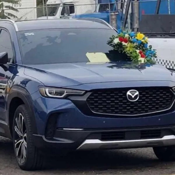 Hallan mensaje intimidatorio y cruz floral sobre camioneta en plaza comercial de Uruapan