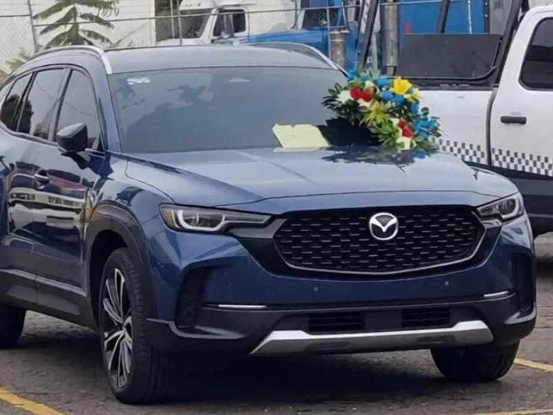 Hallan mensaje intimidatorio y cruz floral sobre camioneta en plaza comercial de Uruapan