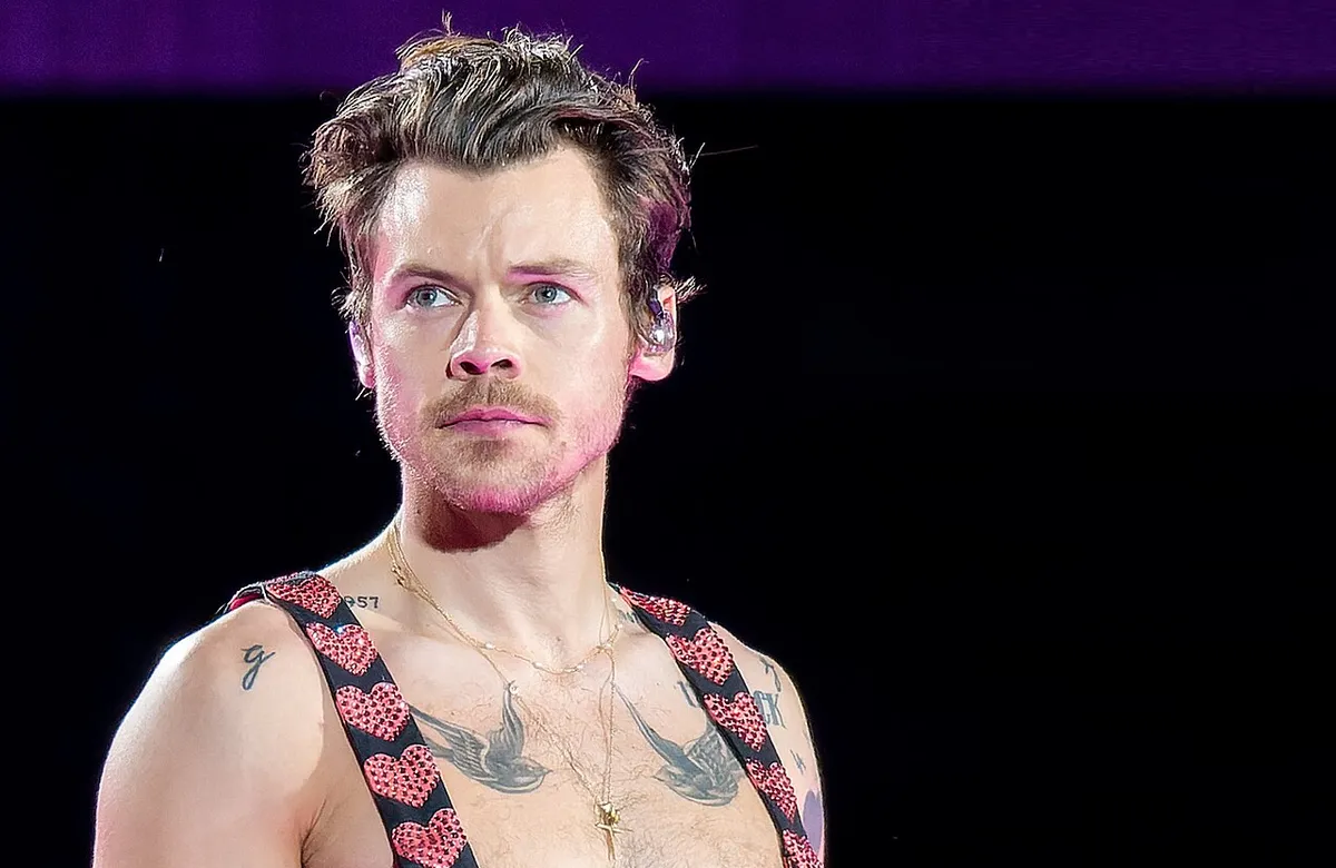 Harry Styles ya está en la CDMX: lo captan paseando y comiendo tacos