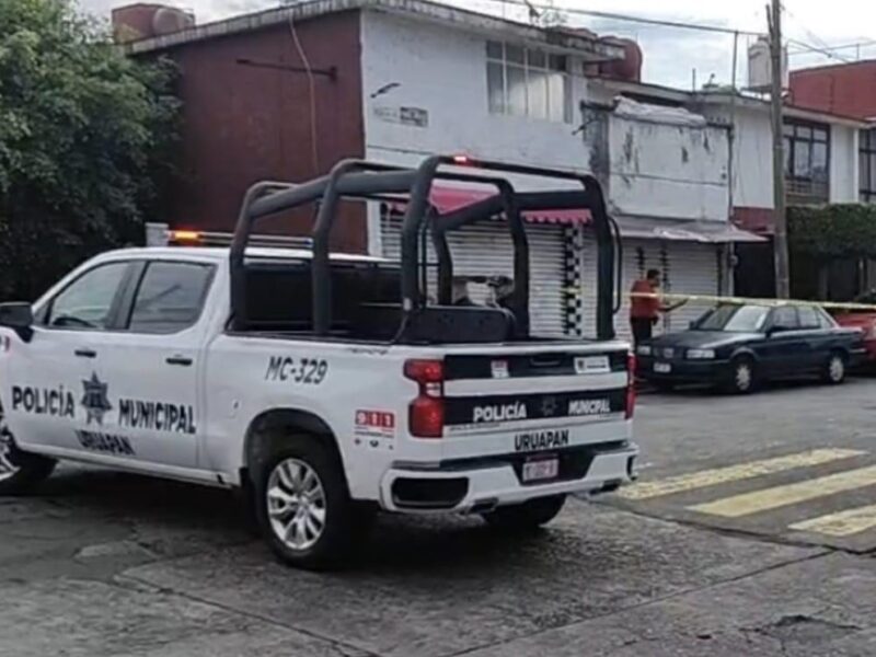 Hombre es asesinado al interior de su vehículo en Uruapan
