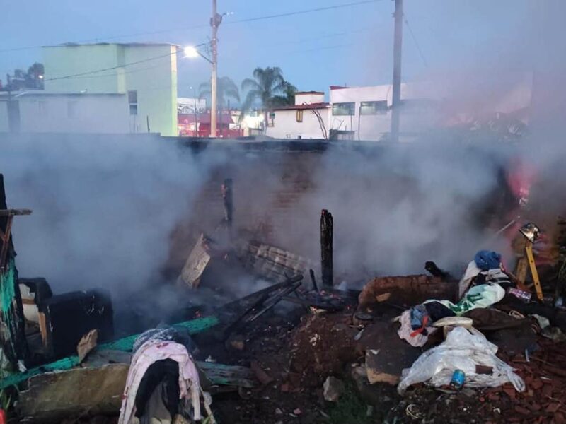Incendio en inmueble abandonado moviliza a bomberos en la colonia Jacarandas de Morelia