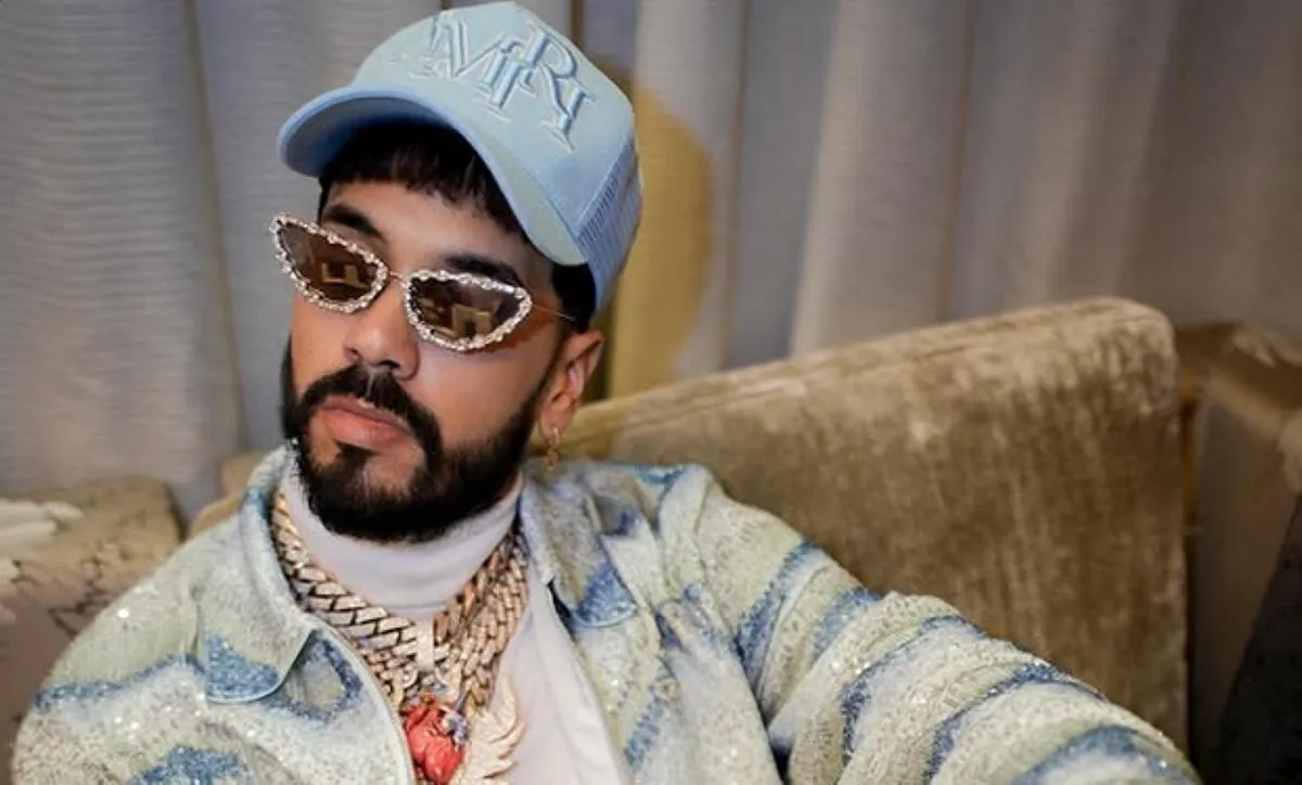 Influencer encuentra premios con el nombre de Anuel AA en una bodega abandonada