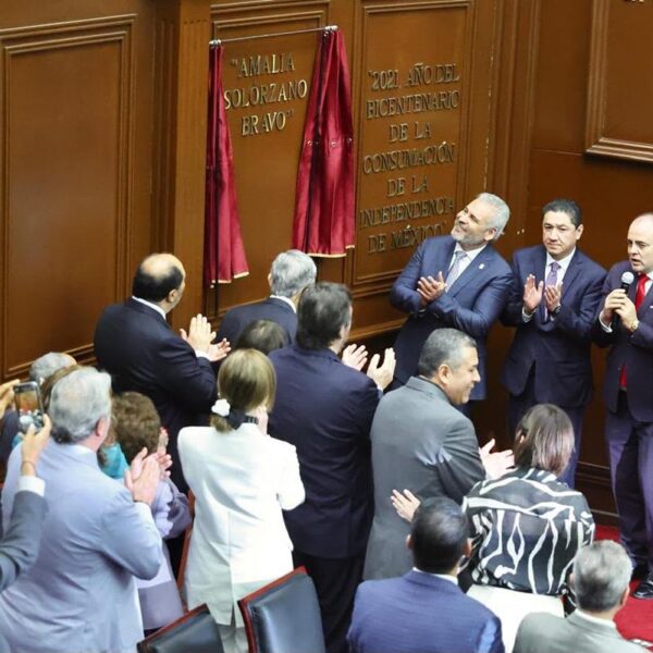 Inscriben con letras doradas el nombre de Amalia Solórzano en el Congreso; Bedolla destaca su legado