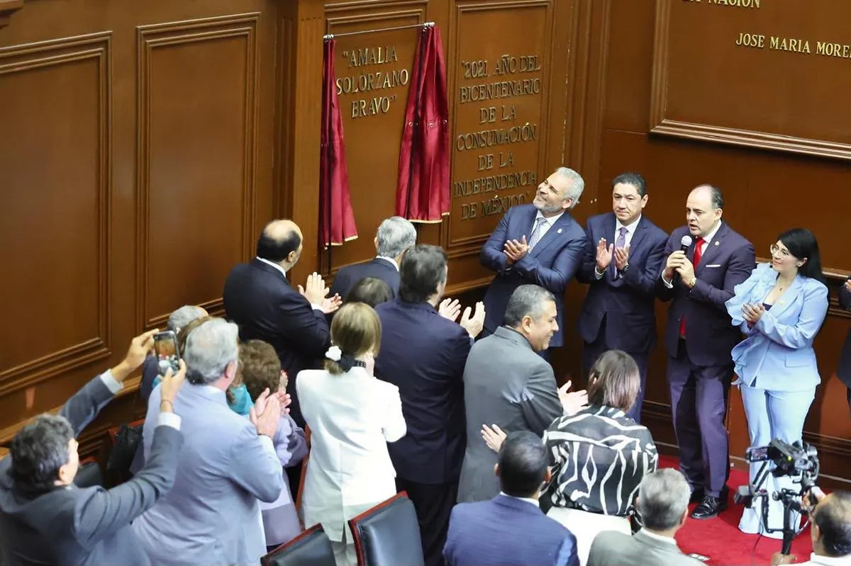 Inscriben con letras doradas el nombre de Amalia Solórzano en el Congreso; Bedolla destaca su legado