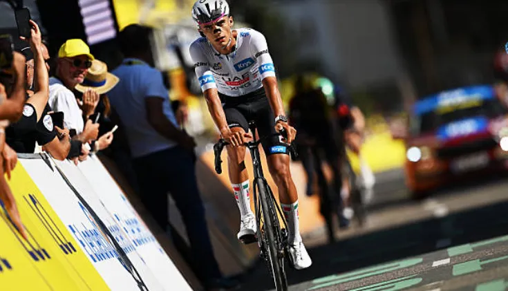 Isaac del Toro defiende con todo su tercer general y el maillot blanco tras la etapa 19 del Tour de Francia
