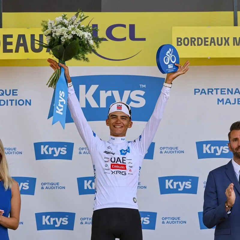 Isaac del Toro tras la etapa 8 continúa en el tercer puesto del Tour de Francia