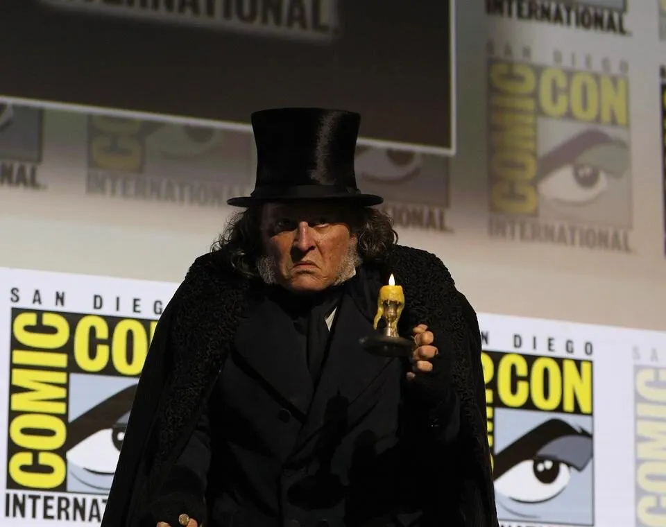 Johnny Depp se transforma en Ebenezer Scrooge y sorprende en Comic-Con