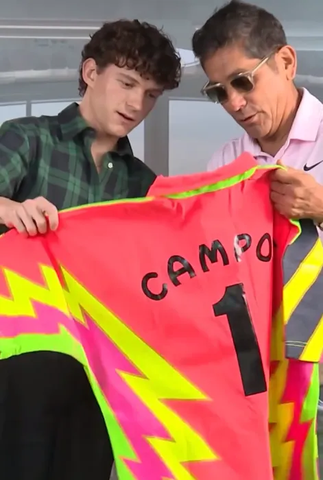 Jorge Campos sorprende a Tom Holland con regalo