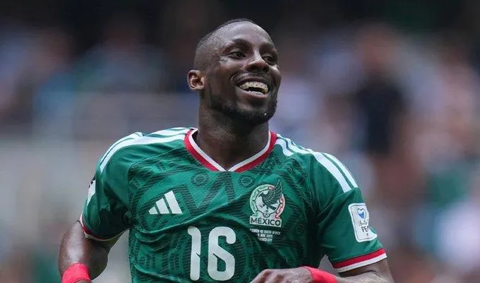 Julián Quiñones club Liga Premier 1