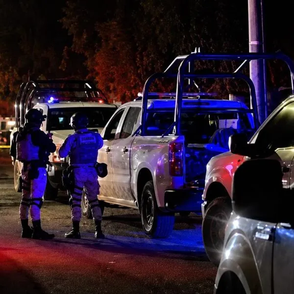 Localizan el cuerpo sin vida de un hombre al interior de una camioneta en Uruapan