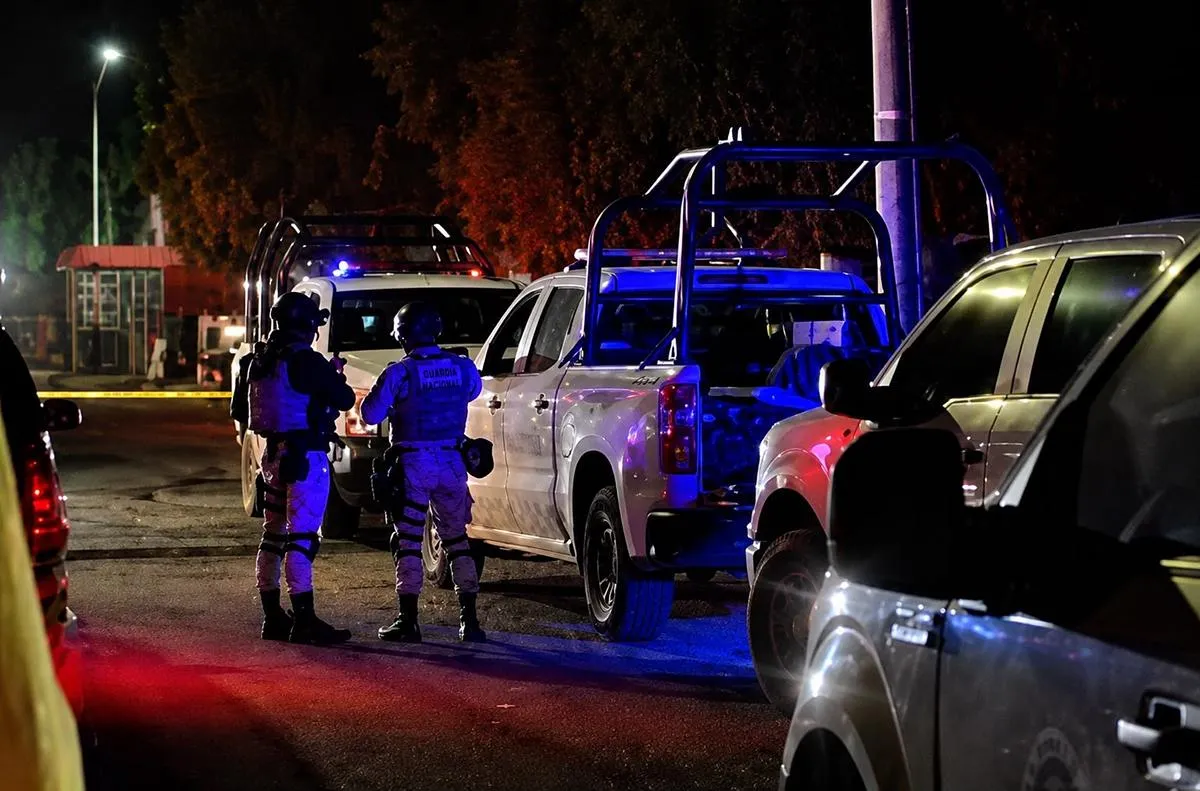 Localizan el cuerpo sin vida de un hombre al interior de una camioneta en Uruapan