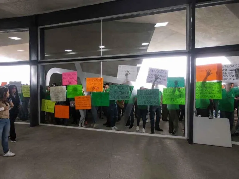 Manifestantes del STASPE llegan al Polifórum de Morelia y buscan detener evento de Seimujer