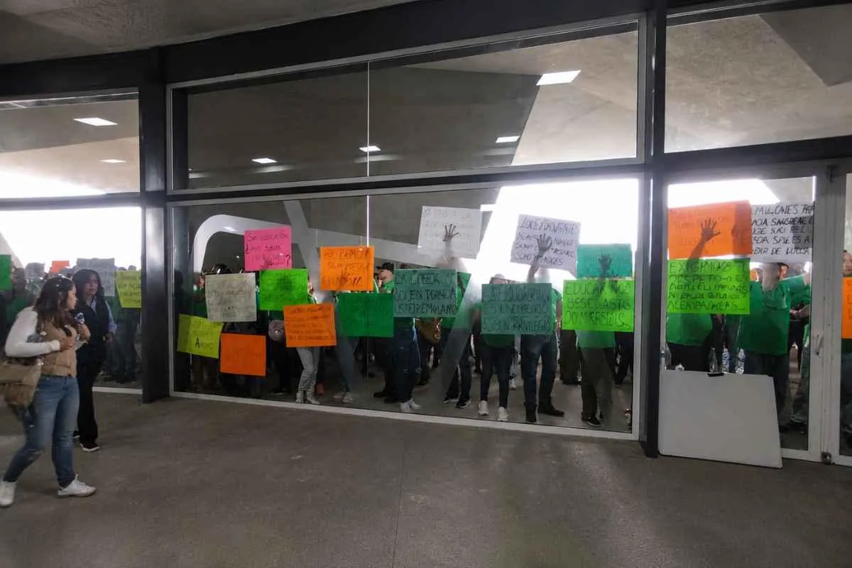 Manifestantes del STASPE llegan al Polifórum de Morelia y buscan detener evento de Seimujer
