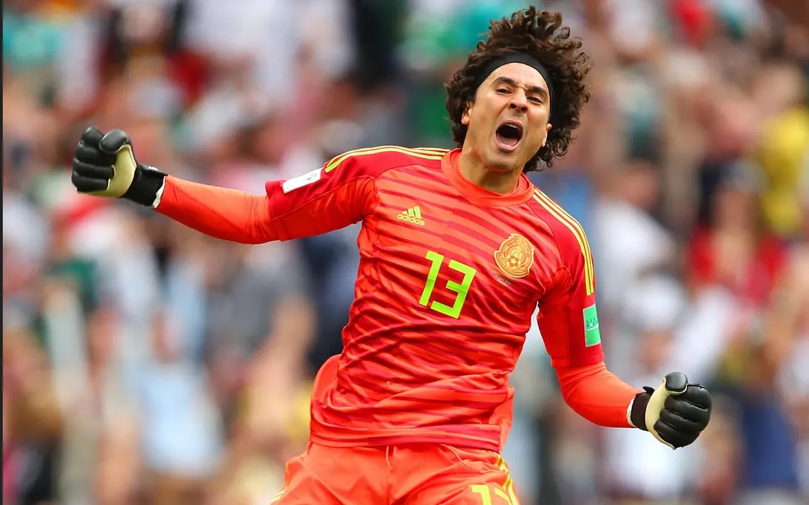 Memo Ochoa reacciona a los memes con Mora