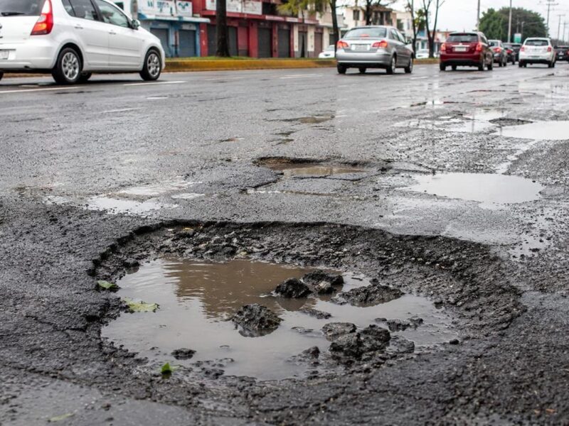 Morelia: deterioro asfáltico acelerado por lluvias; reparan 250 baches diarios