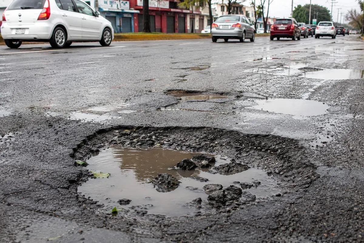 Morelia: deterioro asfáltico acelerado por lluvias; reparan 250 baches diarios