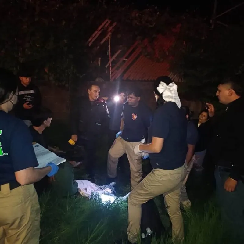 Motociclista sale proyectado de la carretera Uruapan-Paracho y sobrevive al accidente