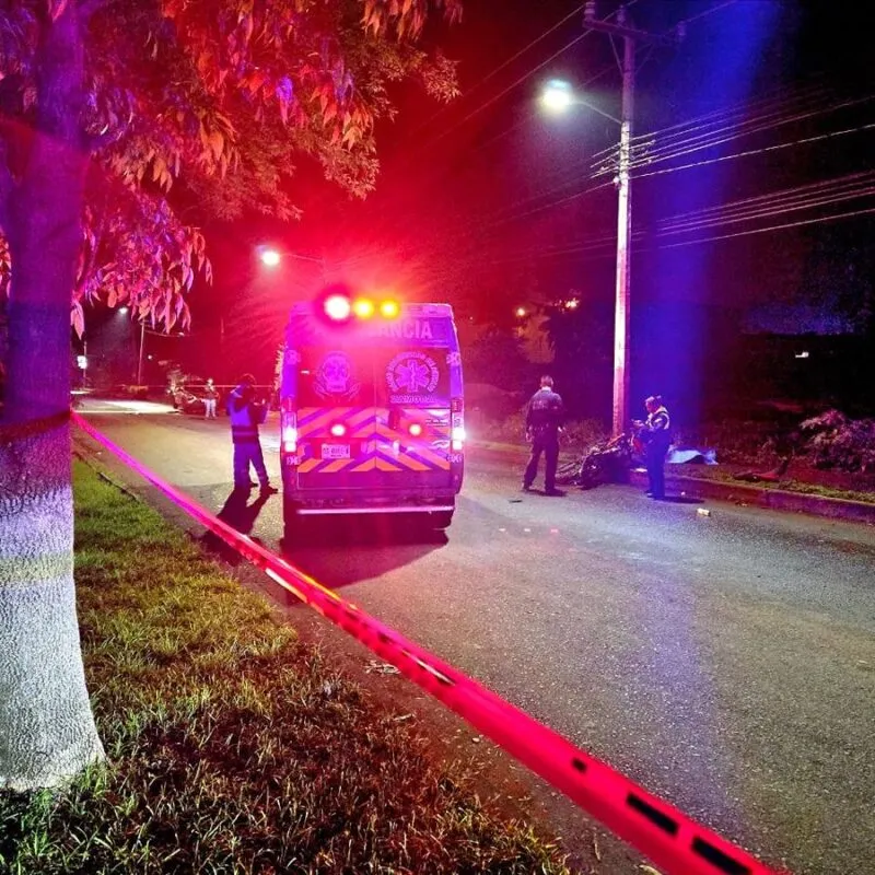 Muere adolescente tras impactarse con su motocicleta contra un poste en Zamora