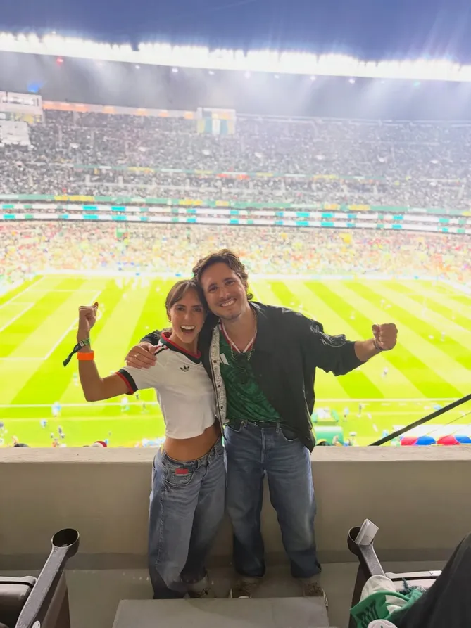 No solo Nodal y Belinda: Diego Boneta y Renata Notni también coincidieron en el México vs Ecuador-2