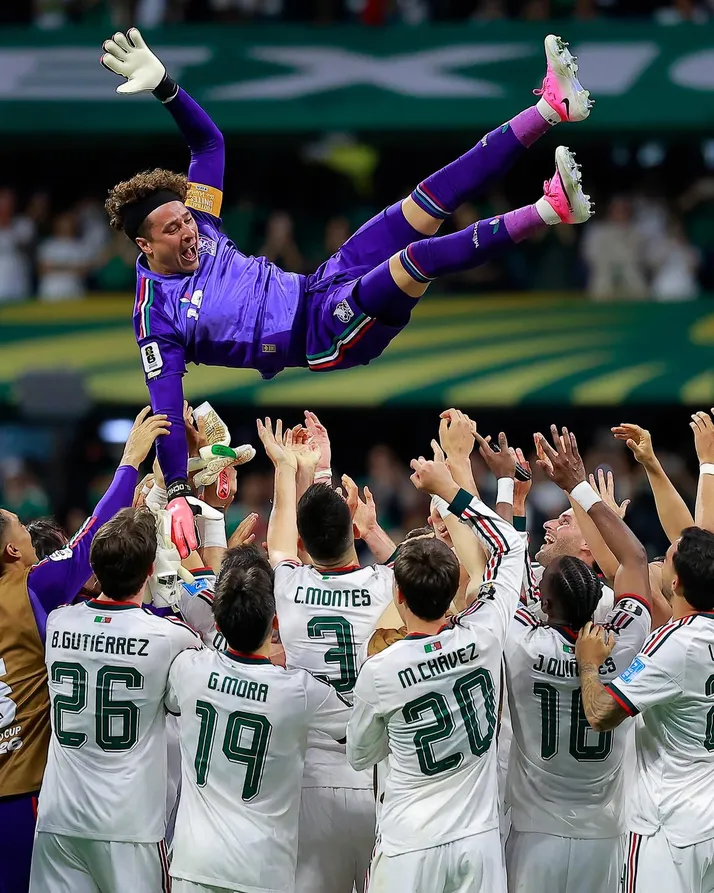 Ochoa quería celebrar con la afición en el Ángel de la Independencia