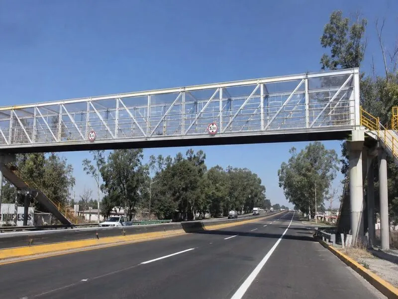 Persona Pierde la vida al intentar atravesar la Morelia-Salamanca a la altura de Erandeni