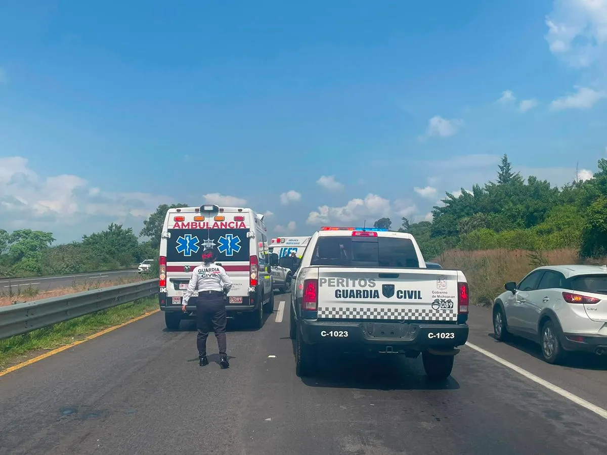 Por botear en la Morelia-Pátzcuaro un joven al parecer normalista fue atropellado