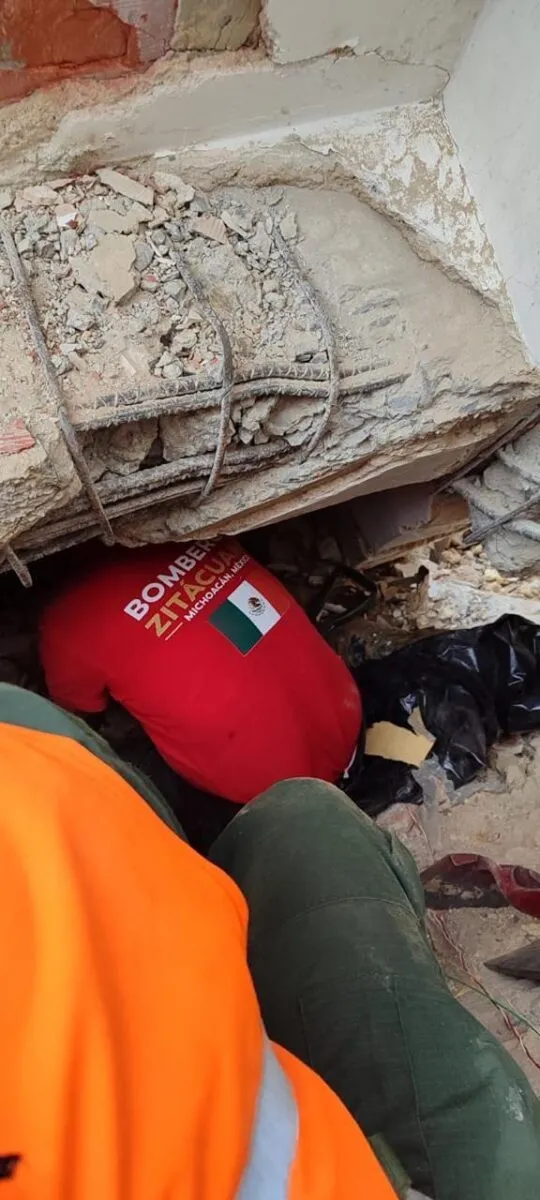 Regresan a México bomberos de Zitácuaro que apoyaron en rescate en Venezuela