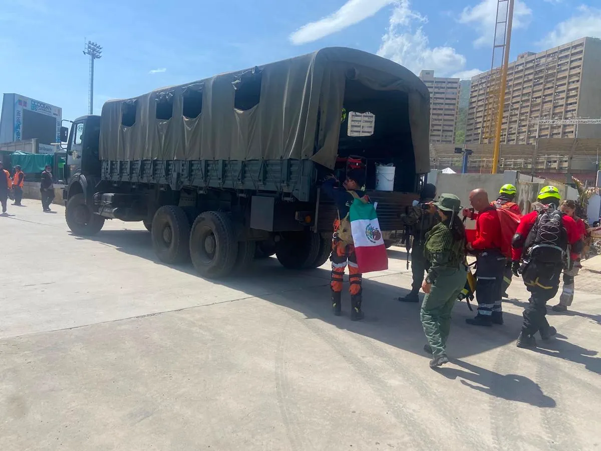 Regresan a México los bomberos de Zitácuaro que apoyaron en Venezuela