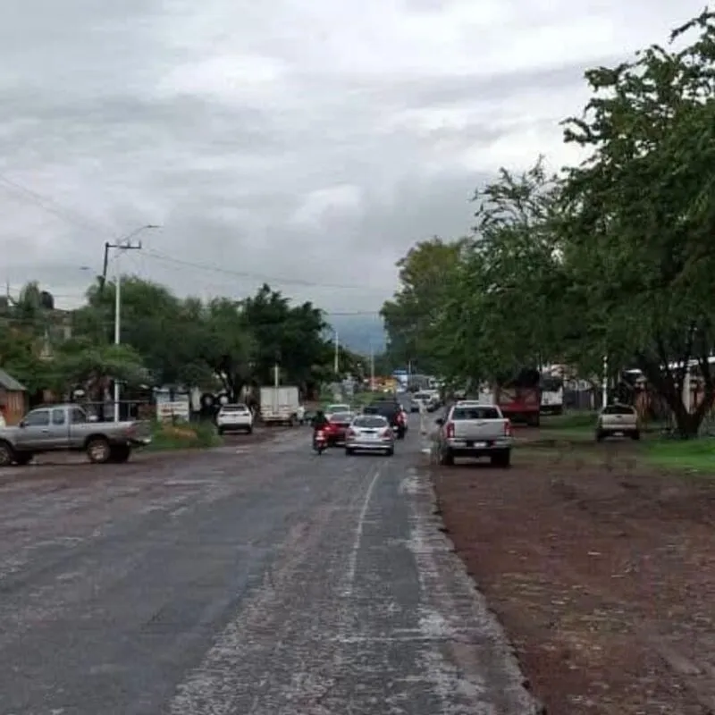 Sujetos aparentemente armados bloquean carreteras en Tingüindín y Jiquilpan