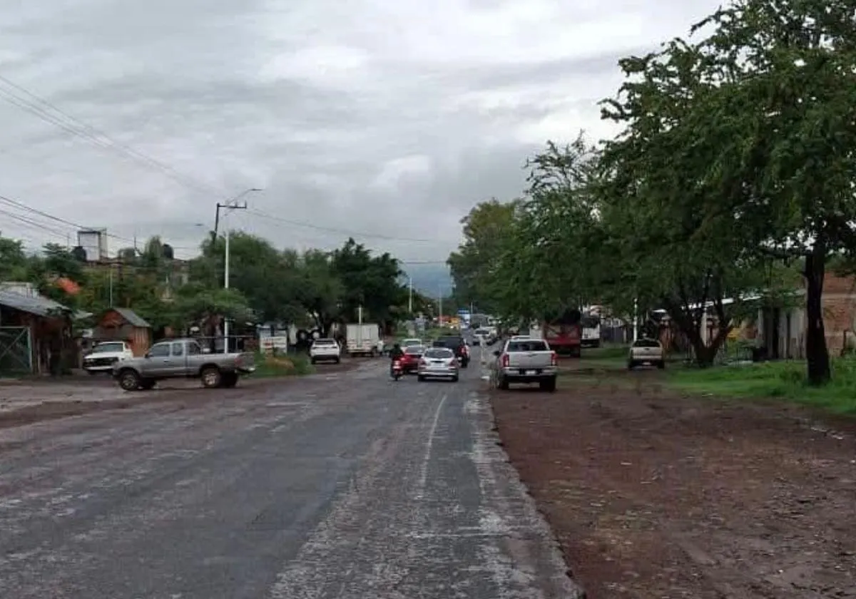 Reportan bloqueo en carreteras en Tingüindín y Jiquilpan por presuntos hombres armados