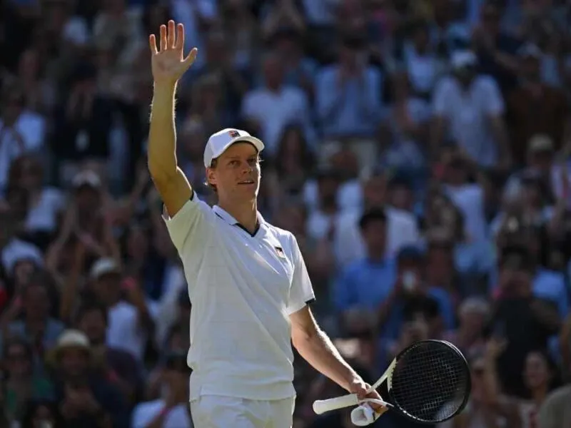 Sinner y Djokovic clasifican a la siguiente ronda de Wimbledon sin convencer