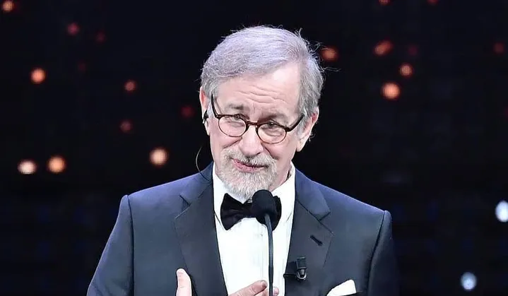 Steven Spielberg rinde emotivo homenaje a Sam Neill