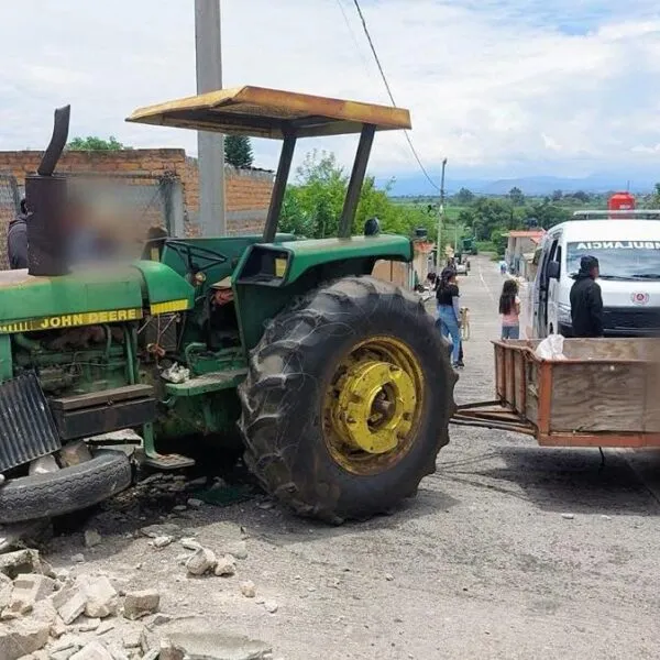Tractor agrícola se queda sin frenos y se impacta contra vivienda en Álvaro Obregón; dos personas resultaron lesionadas