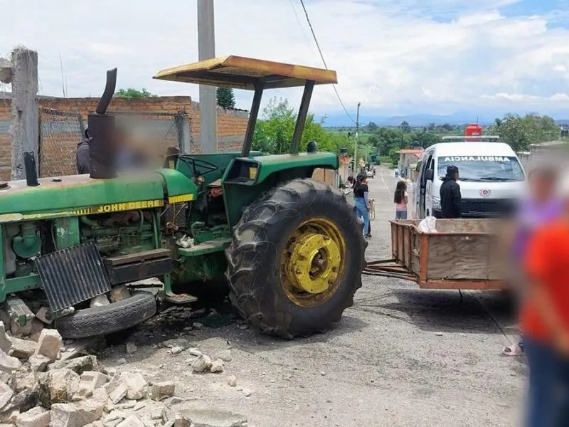 Tractor agrícola se queda sin frenos y se impacta contra vivienda en Álvaro Obregón; dos personas lesionadas