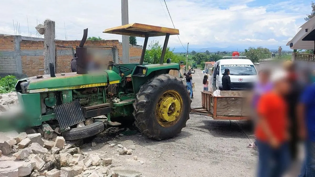 Tractor agrícola se queda sin frenos y se impacta contra vivienda en Álvaro Obregón; dos personas lesionadas