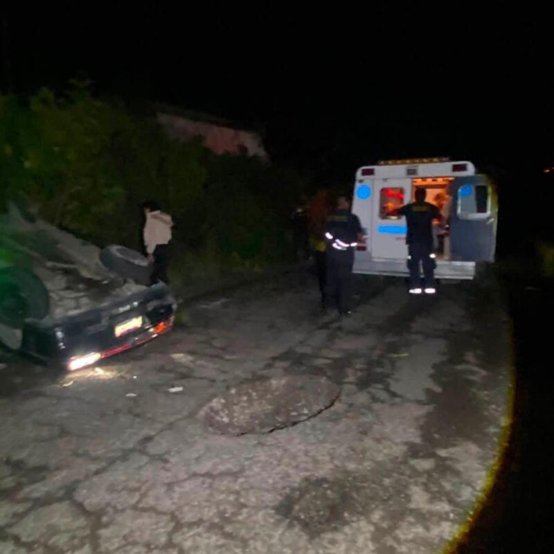 Tras volcadura hombre pierde la vida y dos más resultan lesionados en la Zitácuaro-Toluca