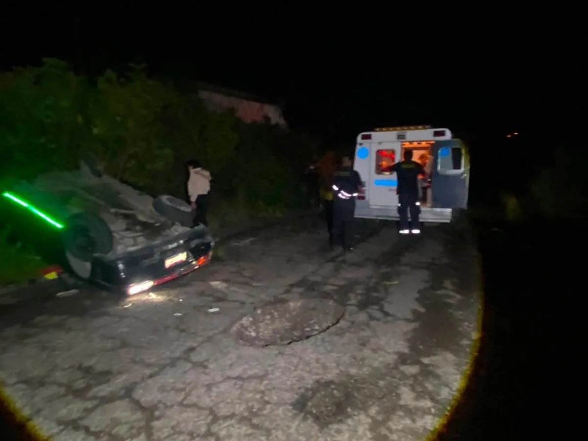 Tras volcadura un hombre perdió la vida y dos más resultaron lesionados en la Zitácuaro-Toluca