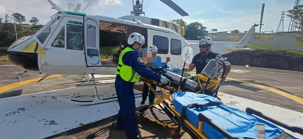 Trasladan en helicóptero a hombre electrocutado de Huetamo a Morelia