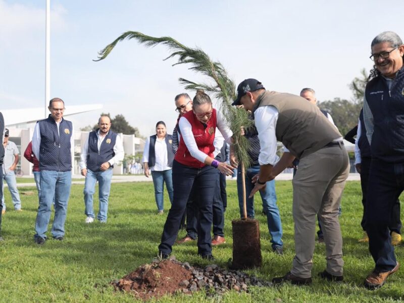 UMSNH rectora cruzada de reforestación